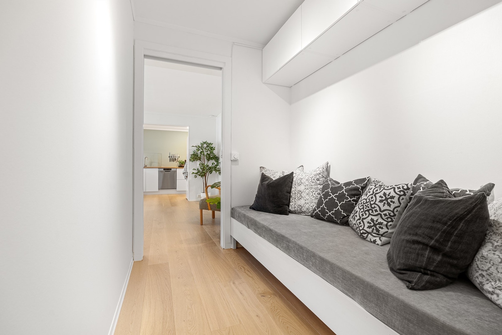 Praktisk gang med plass til en spesialbygd benk eller "day-bed" med praktisk vegghengt oppbevaringsskap Galleribilde