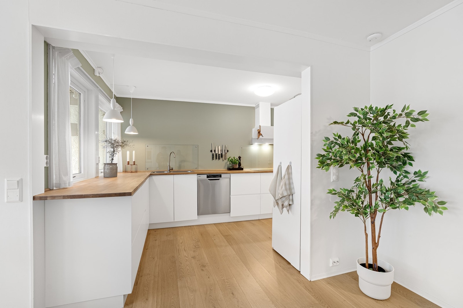 Rikelig med arbeidsplass på kjøkken til julemiddag, fredagstacoen eller kanskje julebaksten? Galleribilde