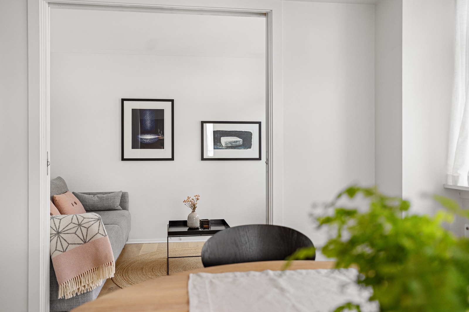 Detaljbilde fra spiseplass mot tv-stue Galleribilde