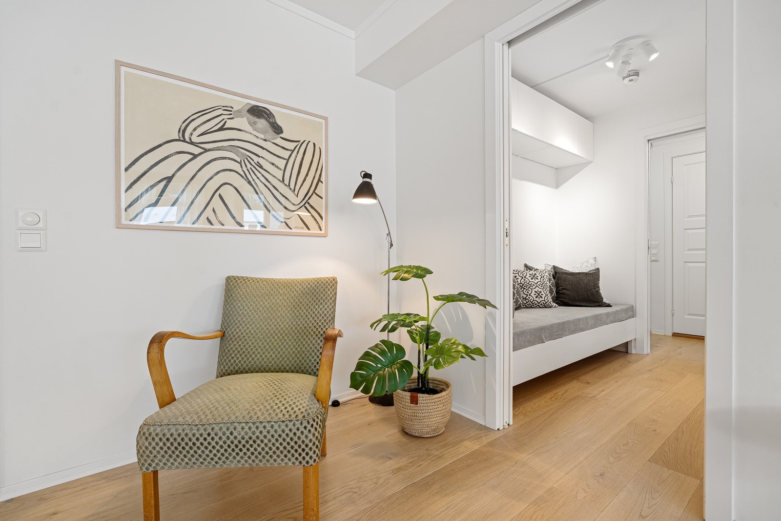 Hjørne med plass til godstol, spiseplass ved behov for ekstra soverom eller hva man måtte ønske Galleribilde
