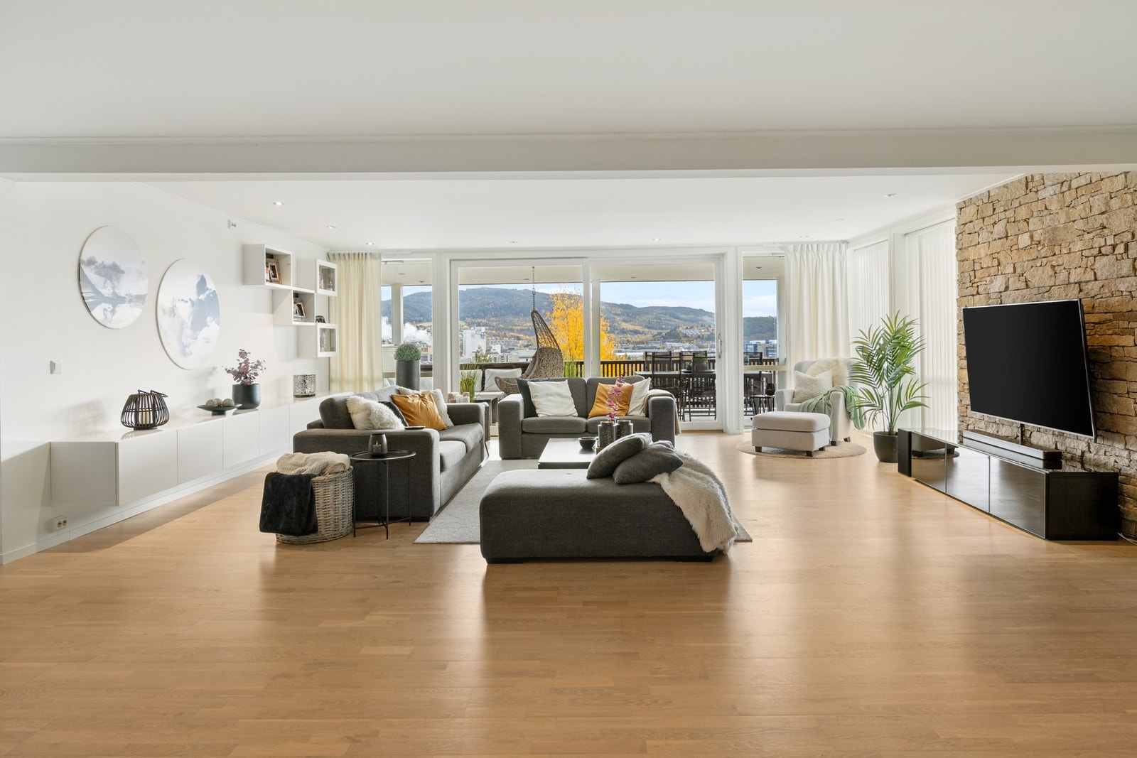 Stuen har en åpen og luftig romløsning. Rommet har store flotte vindusflater, noe som gir godt med lysinnslipp og lar utsikten være i fokus Galleribilde