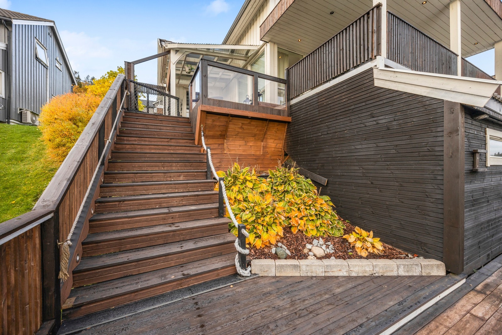 Det er trapp på begge sider av boligen Galleribilde