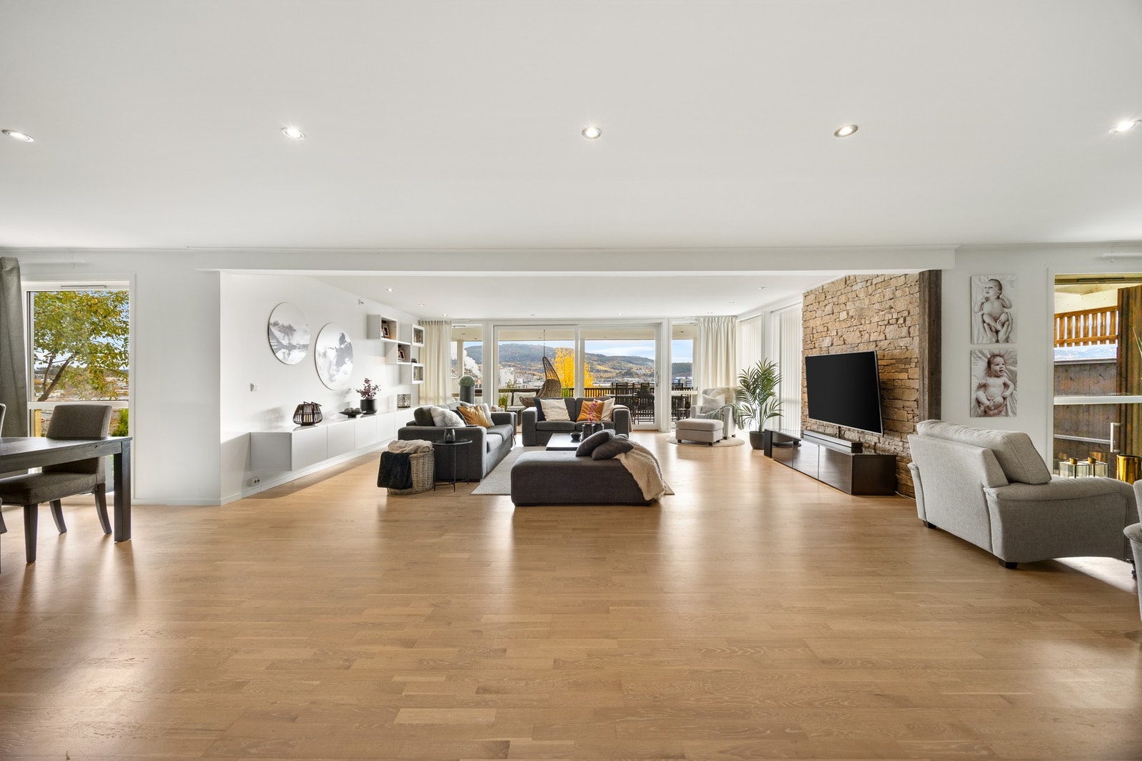 Boligen fremstår med god standard og stilrene detalj- og materialvalg Galleribilde