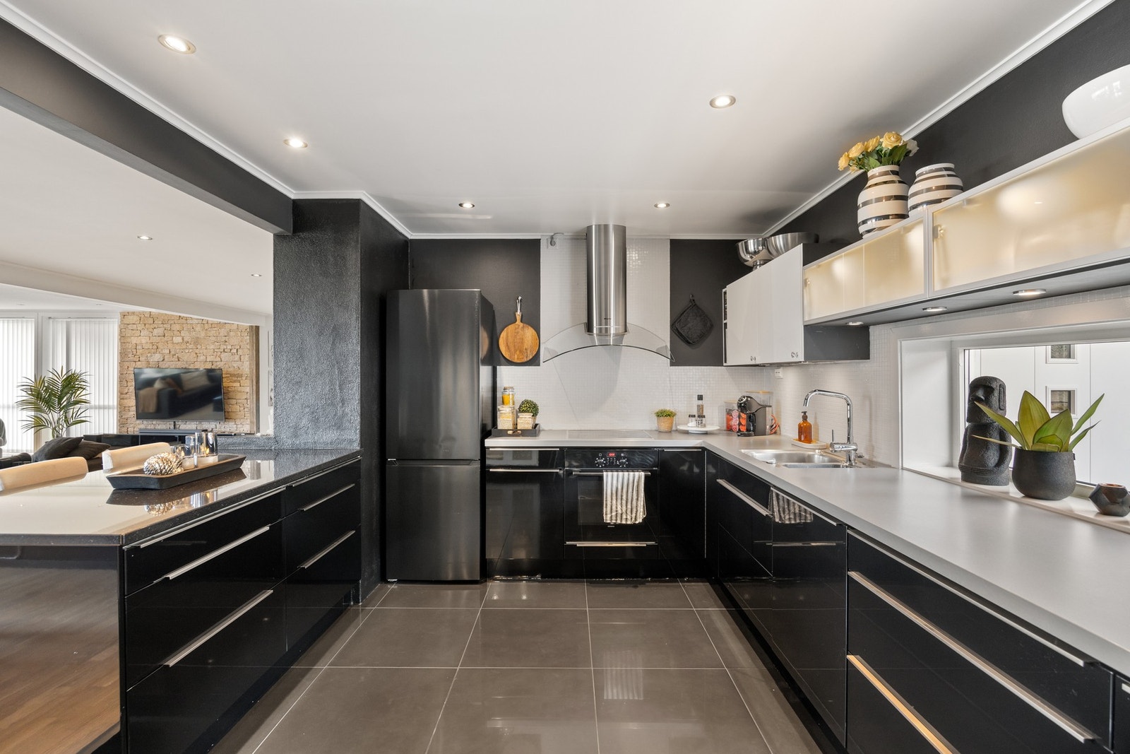 Innredning med integrert stekeovn, platetopp og oppvaskmaskin Galleribilde