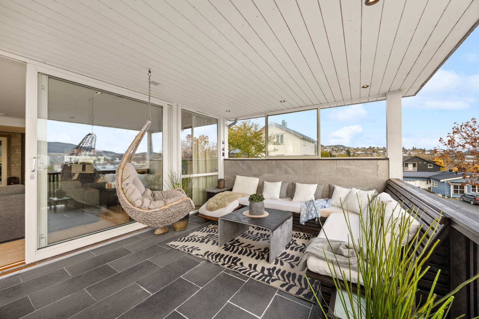 Med takoverbygg er det lagt til rette for å kunne slappe av utendørs i både sol- og regnvær! Galleribilde