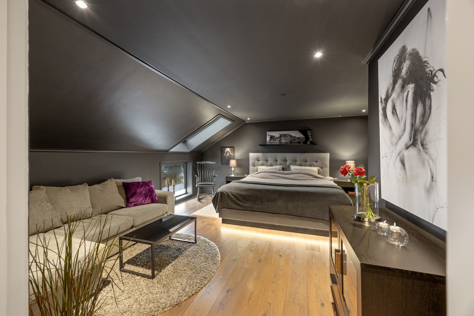 Hovedsoverom - ca 20 kvm. Med videre adkomst til garderoberom på 4 kvm. Galleribilde