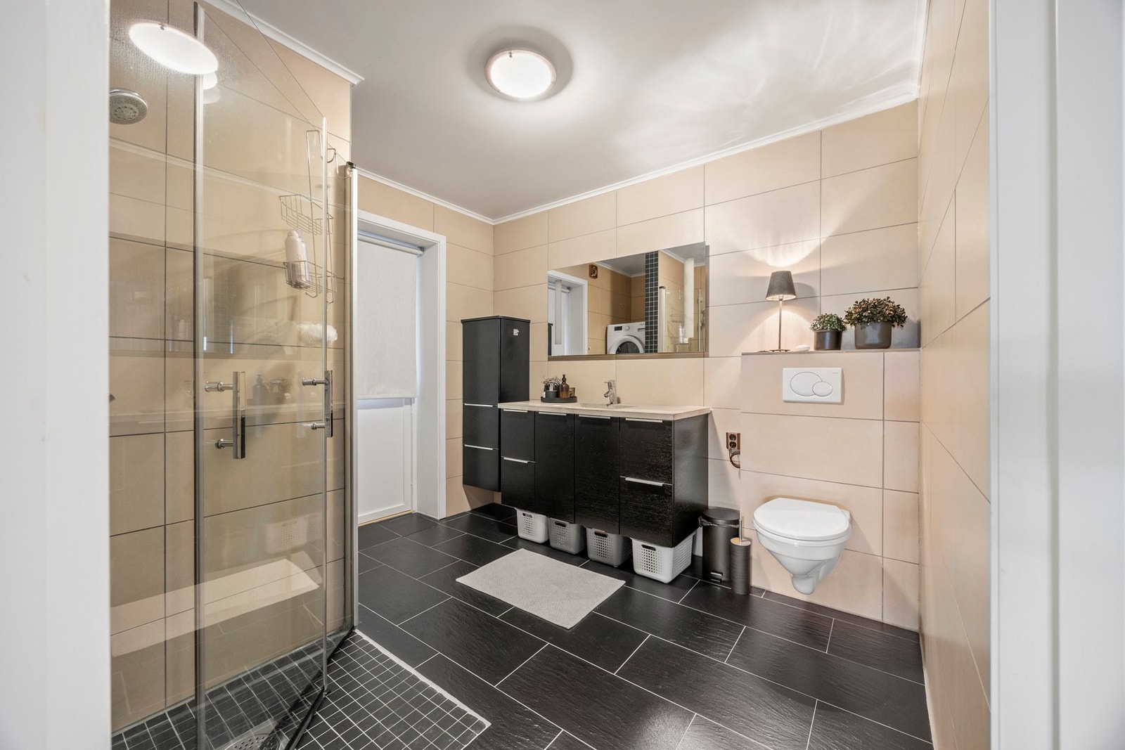 Bad/vaskerom - ca 7 kvm. Utstyrt med servantskap, toalett og innfellbare dusjdører Galleribilde