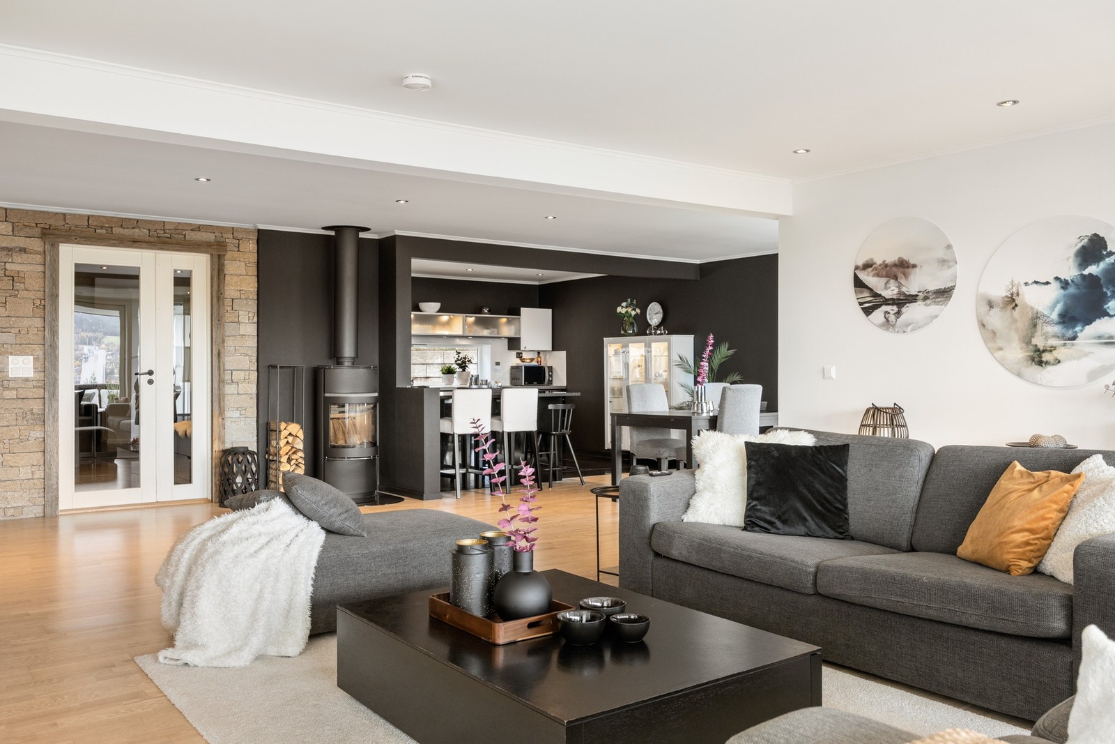 Boligen har oppvarming fra vedfyring, varmepumpe og elektrisitet Galleribilde