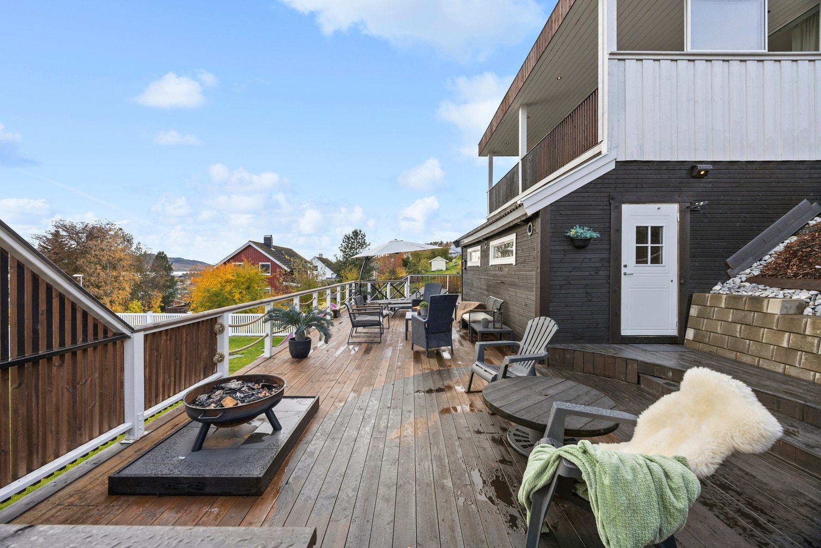 Generøst uteareal hvor sommerdagene kan nytes Galleribilde