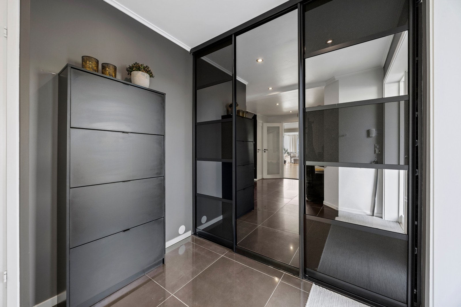 Det er god plass til garderobeløsning i entréen Galleribilde