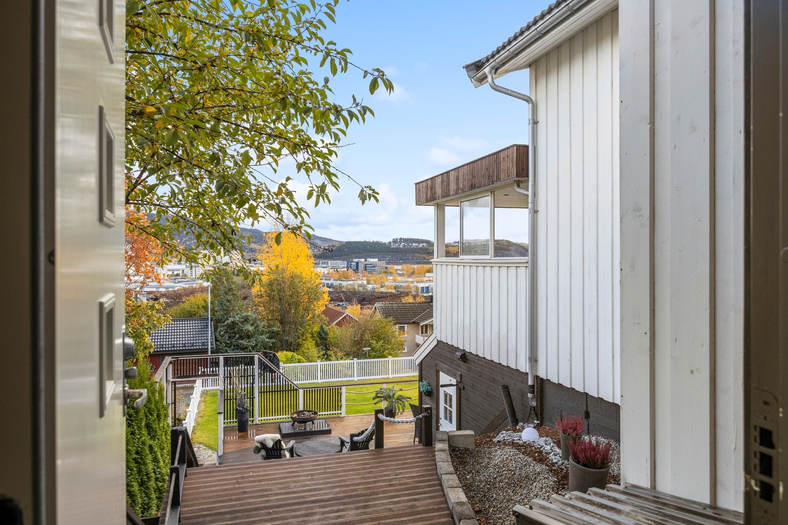 Fra garasjen er det dør ut til platting og videre adkomst ut til hage Galleribilde