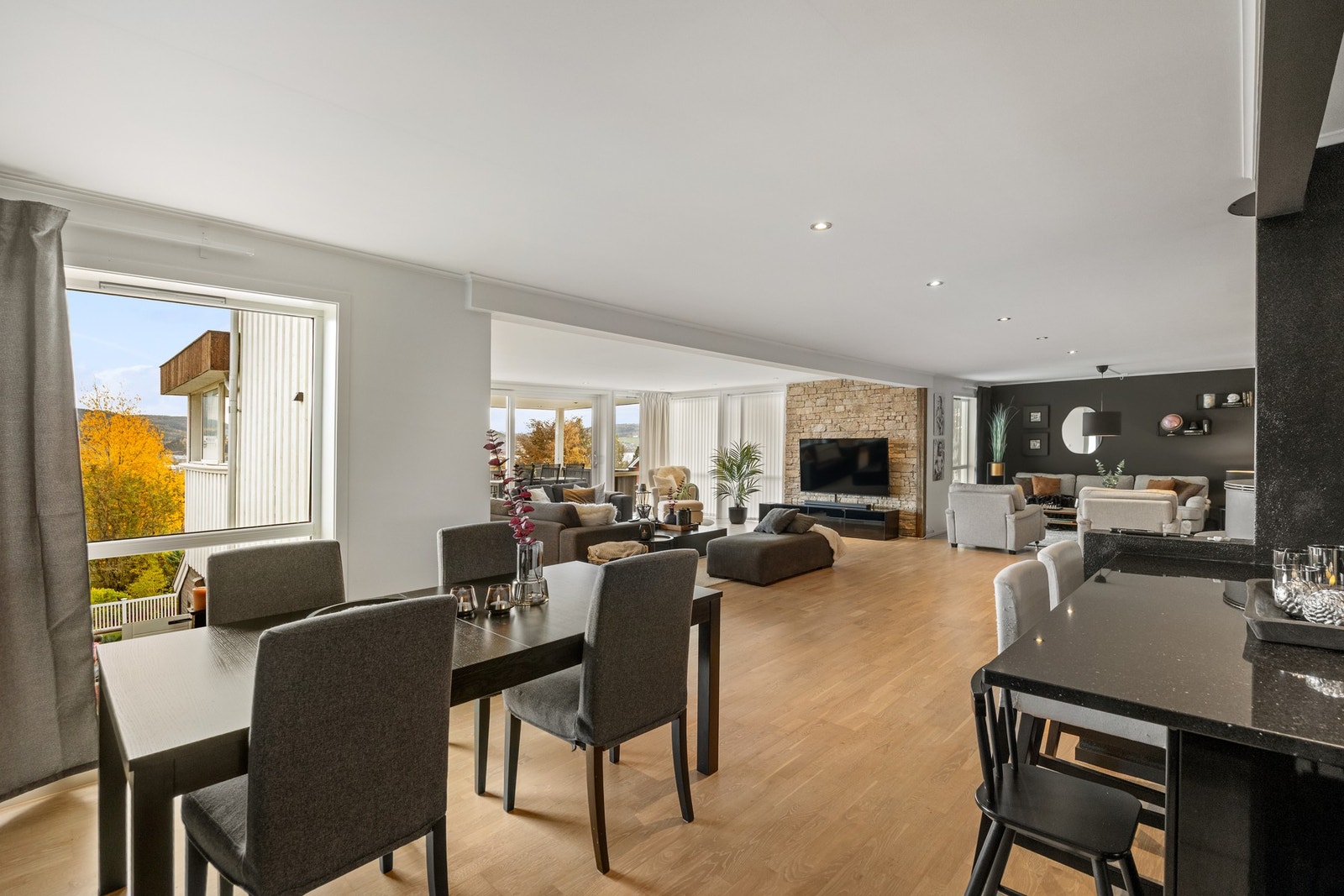 Stuen måler ca 78 kvm Galleribilde