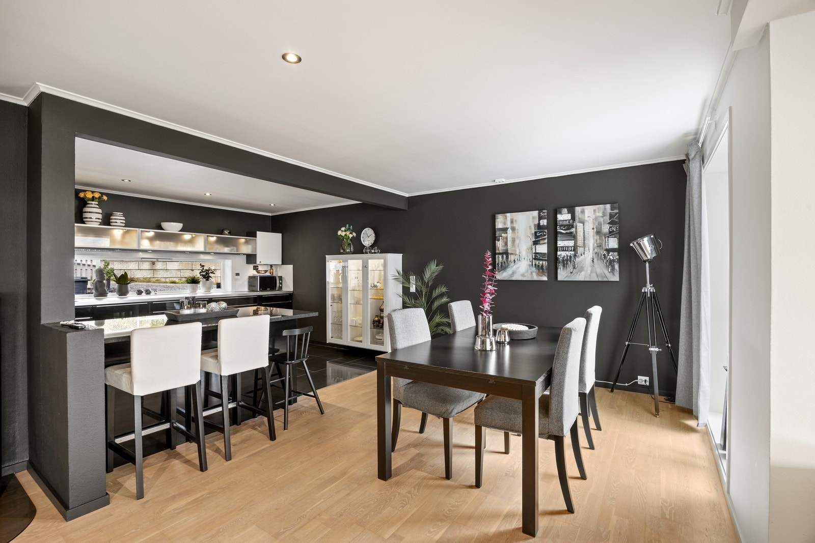 Kjøkkenet måler ca 12 kvm Galleribilde