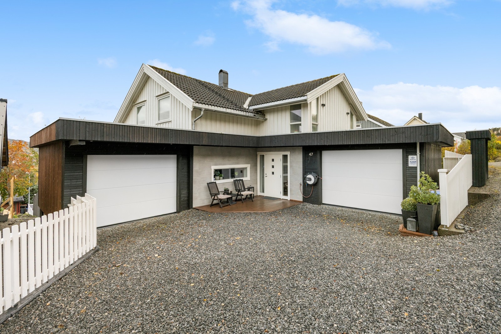 Innholdsrik enebolig med pent opparbeidet uteområde og to garasjer Galleribilde