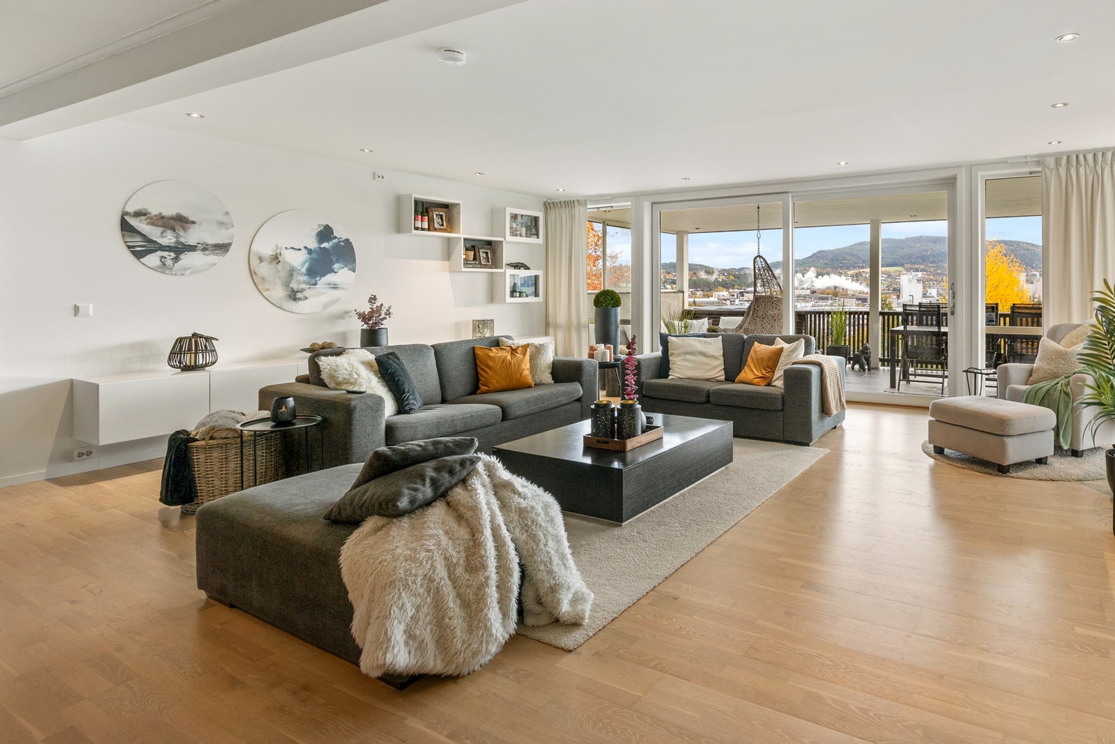 Downlights sørger for god grunnbelysning i stuen Galleribilde