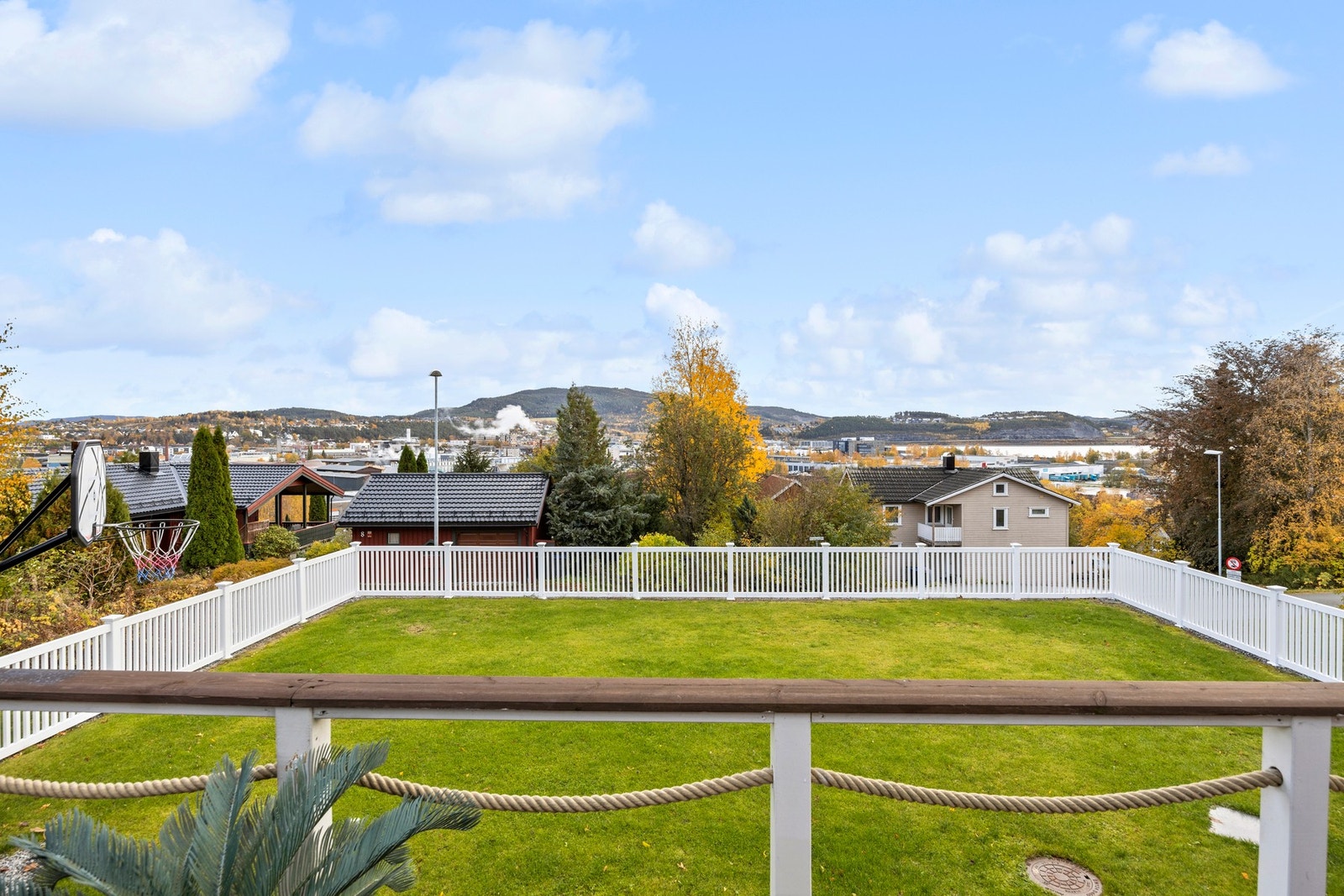 Utsikt over egen hage og mot byen Galleribilde