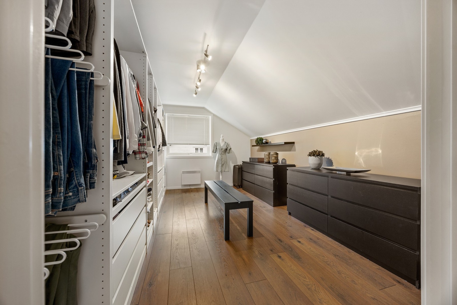 Soverom/garderobe - ca 14 kvm. Galleribilde