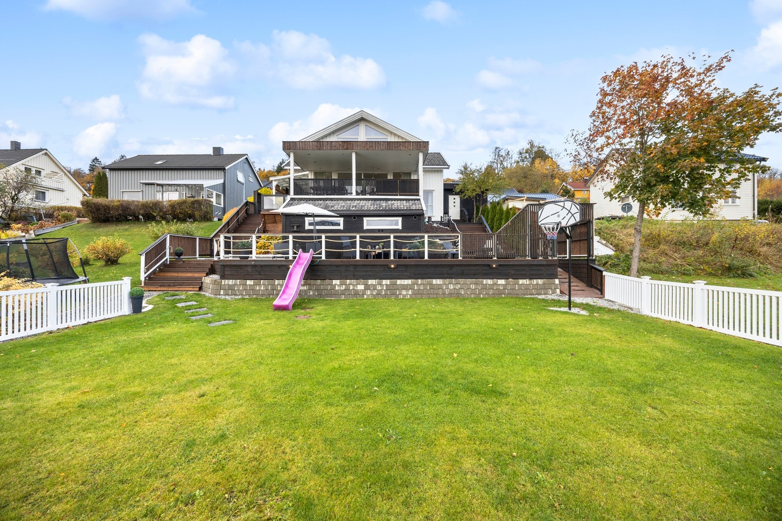 Det plenlagte arealet er en fin arena for familieaktiviteter! Galleribilde