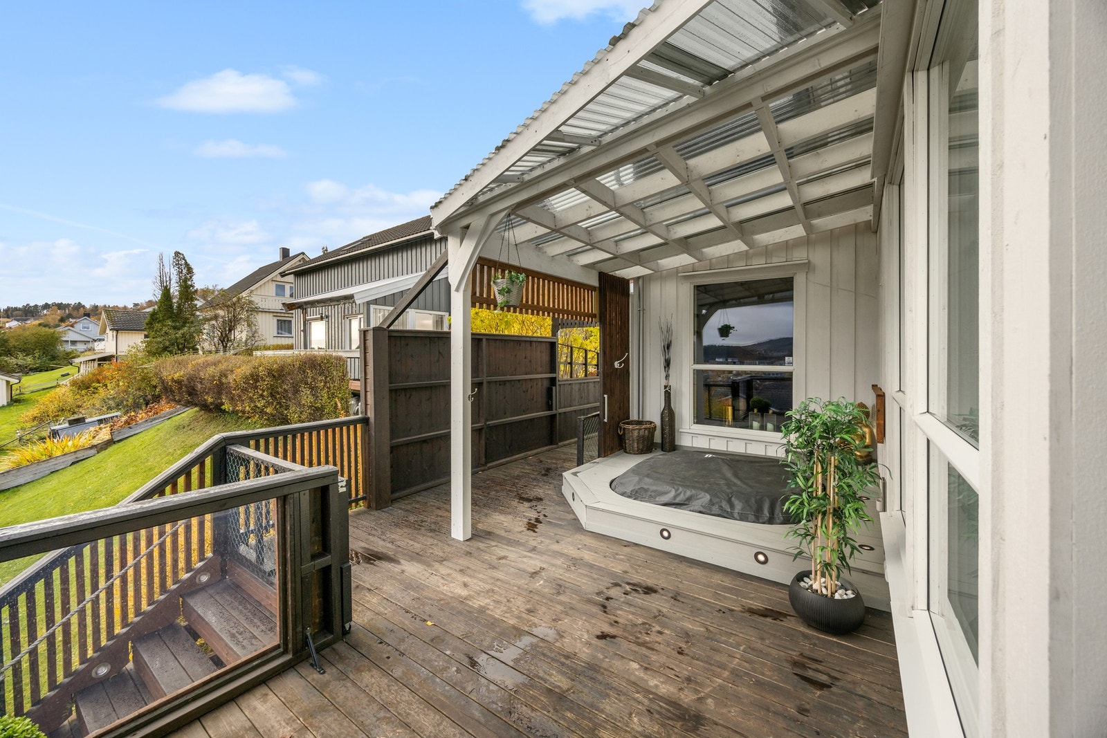 Denne trappen leder opp til takoverbygd område som er tilrettelagt for spabad Galleribilde