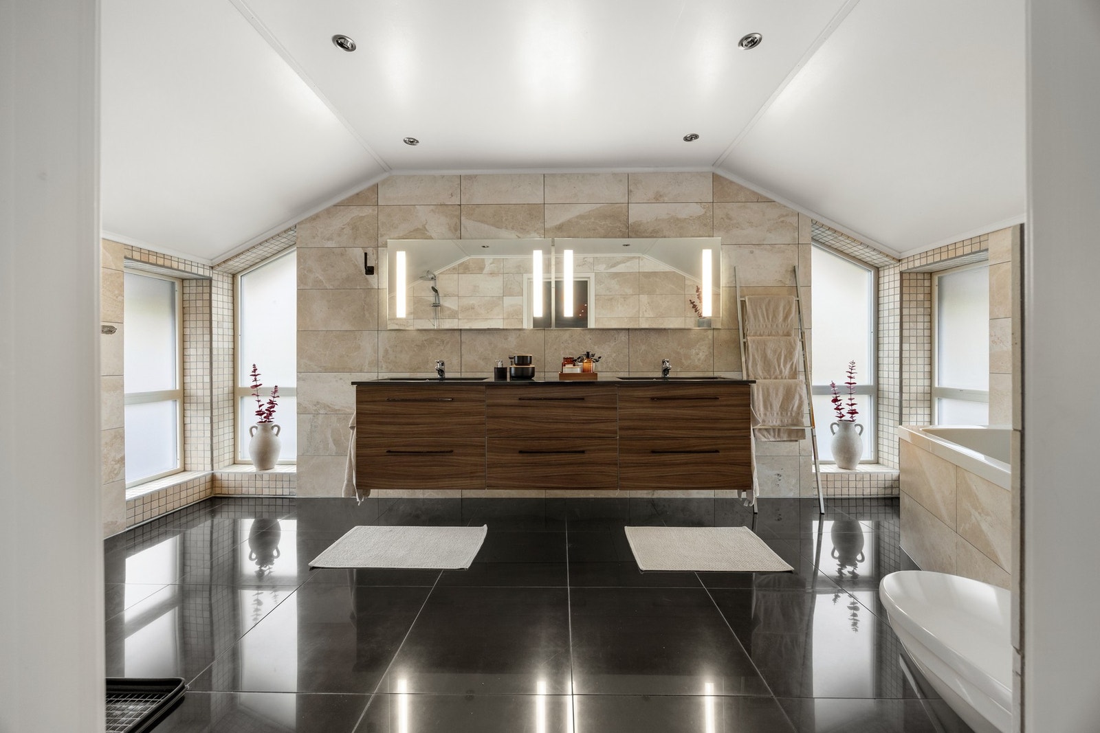 Bad - ca 15 kvm. Delikate flis- og materialvalg som gir badet er lekkert uttrykk Galleribilde