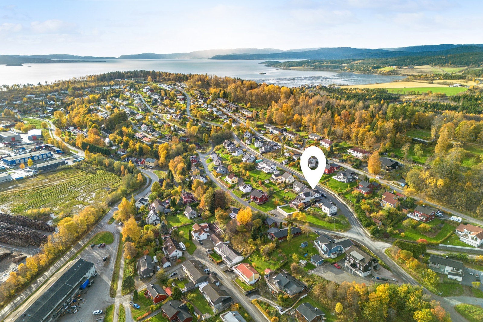Ca. 1,3 km til barne- og ungdomsskole, barnehager og fotballbaner på Egge. Umiddelbar nærhet til Bogahalla med turområde. Galleribilde