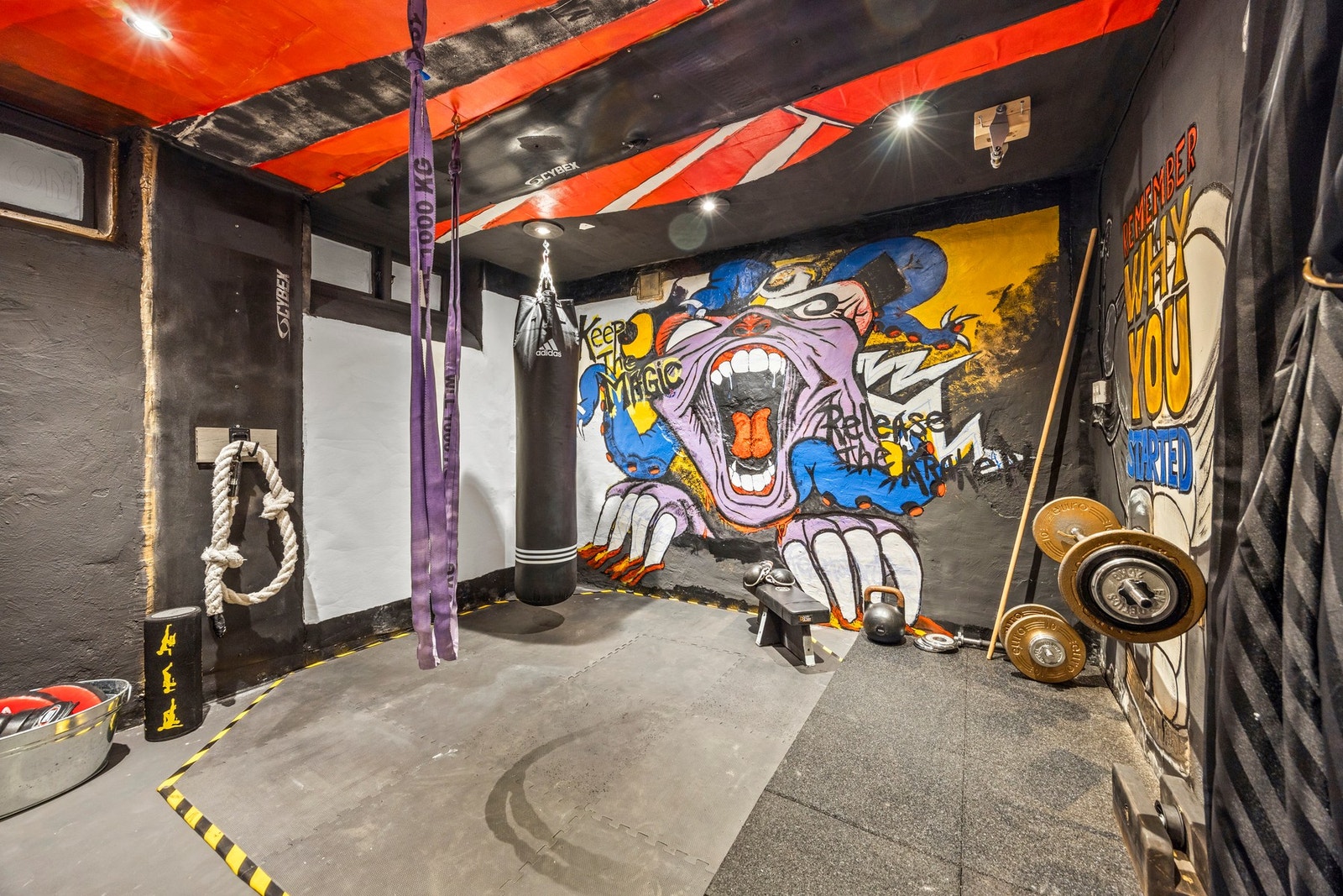 Bod i kjeller er benyttet til treningsrom. Galleribilde