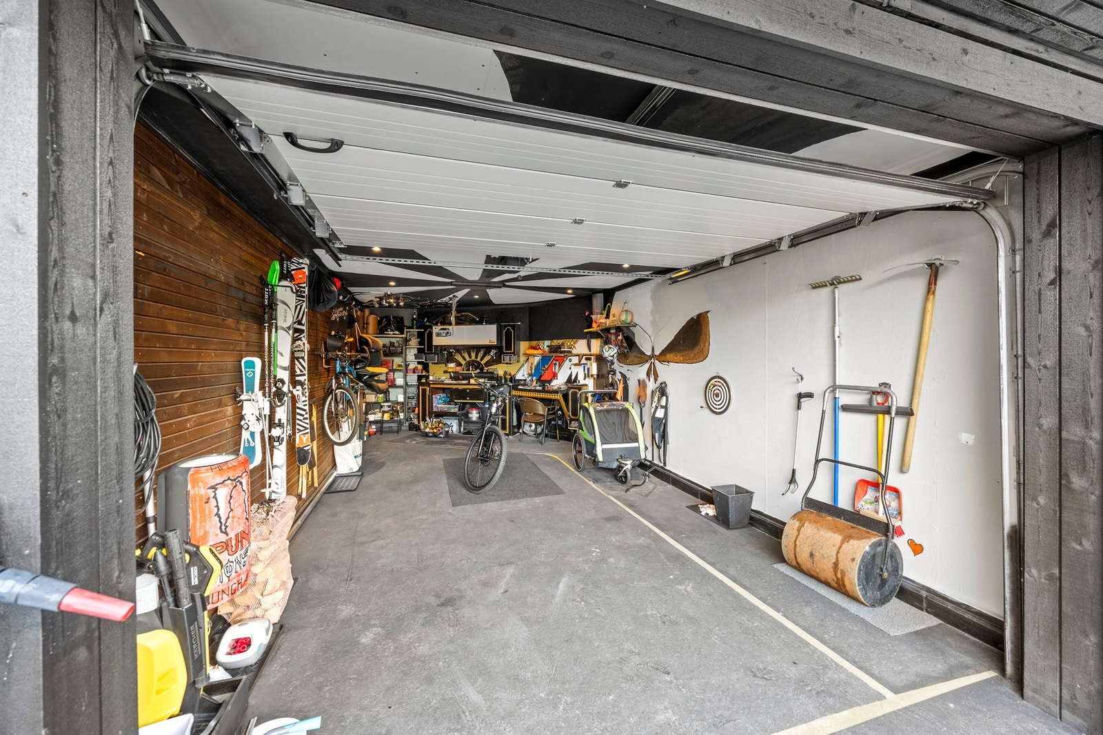 Romslig garasje med downlights Galleribilde