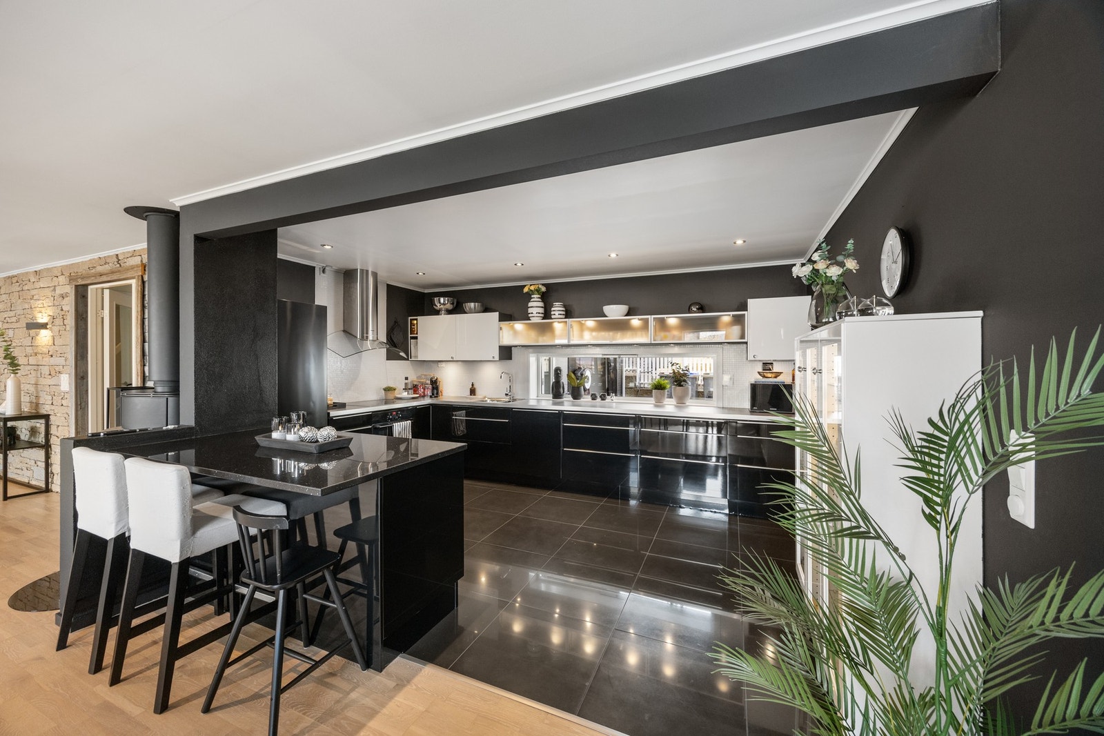 Den åpne løsningen gjør det enkelt å være vertskap. Du kan fint holde på på kjøkkenet, samtidig som du underholder dine gjester. Galleribilde