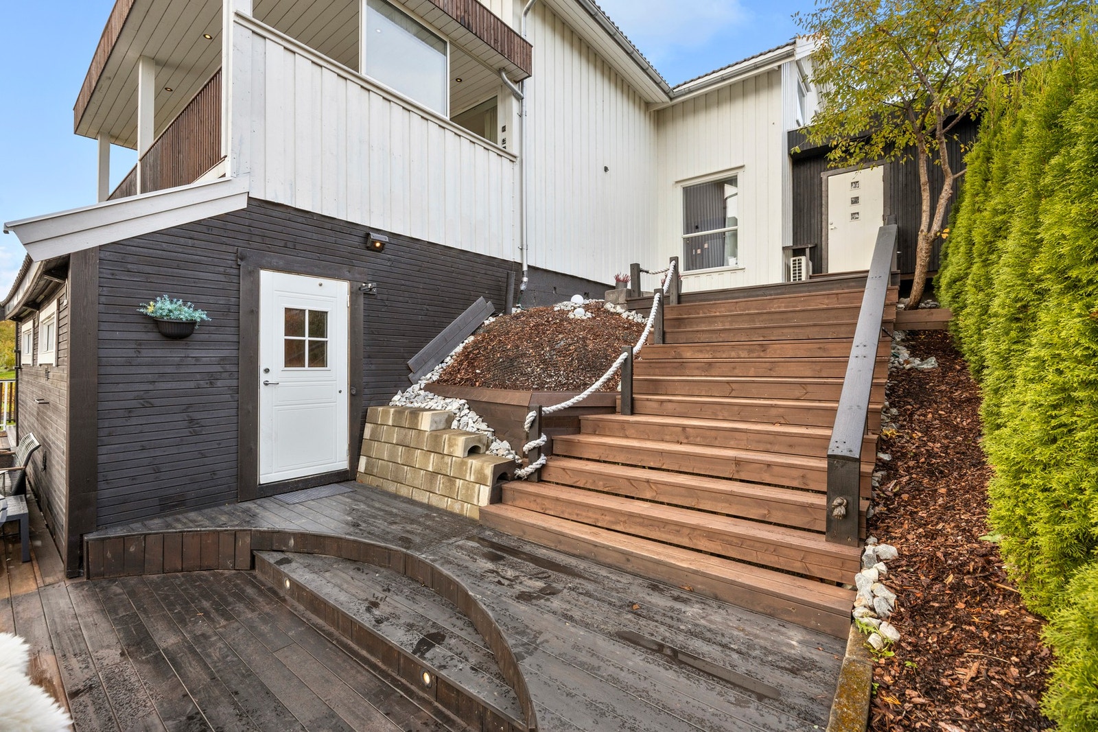 Uteområdet er svært pent opparbeidet med terrasser og trapper Galleribilde