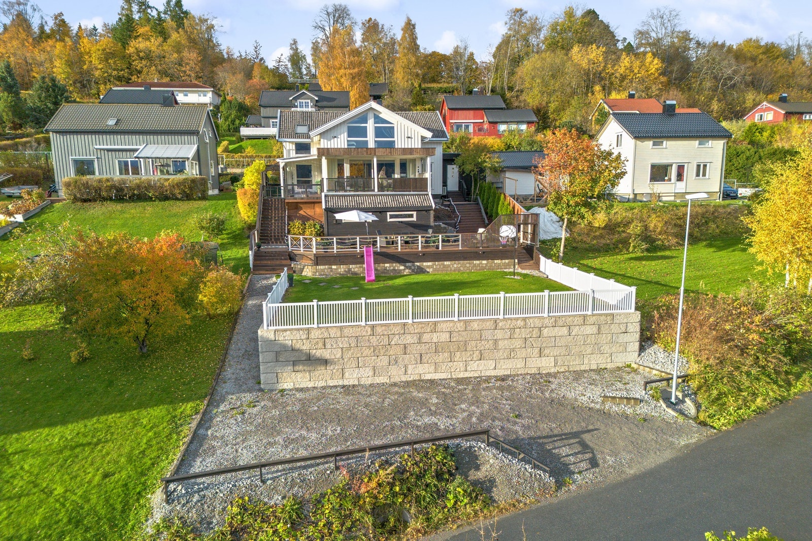 Det er etablert støttemur, samt etablert innkjørsel og gårdsplass på nedre del av eiendommen Galleribilde