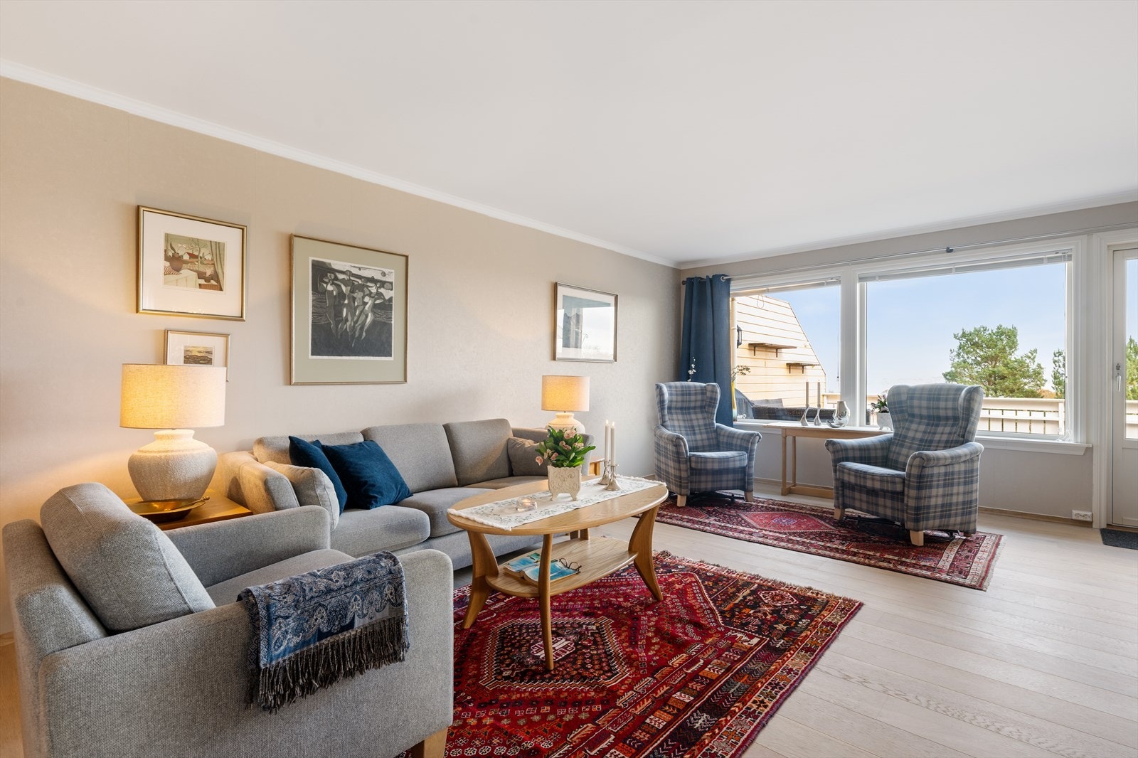 Stuen har utsikt til sjøen Galleribilde