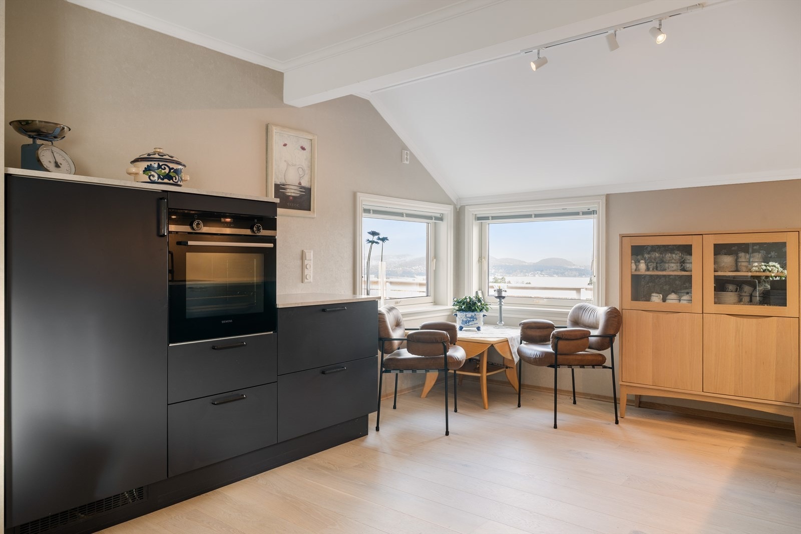 Kjøkkenet er nyere og av type HTH og har integrerte hvitevarer Galleribilde