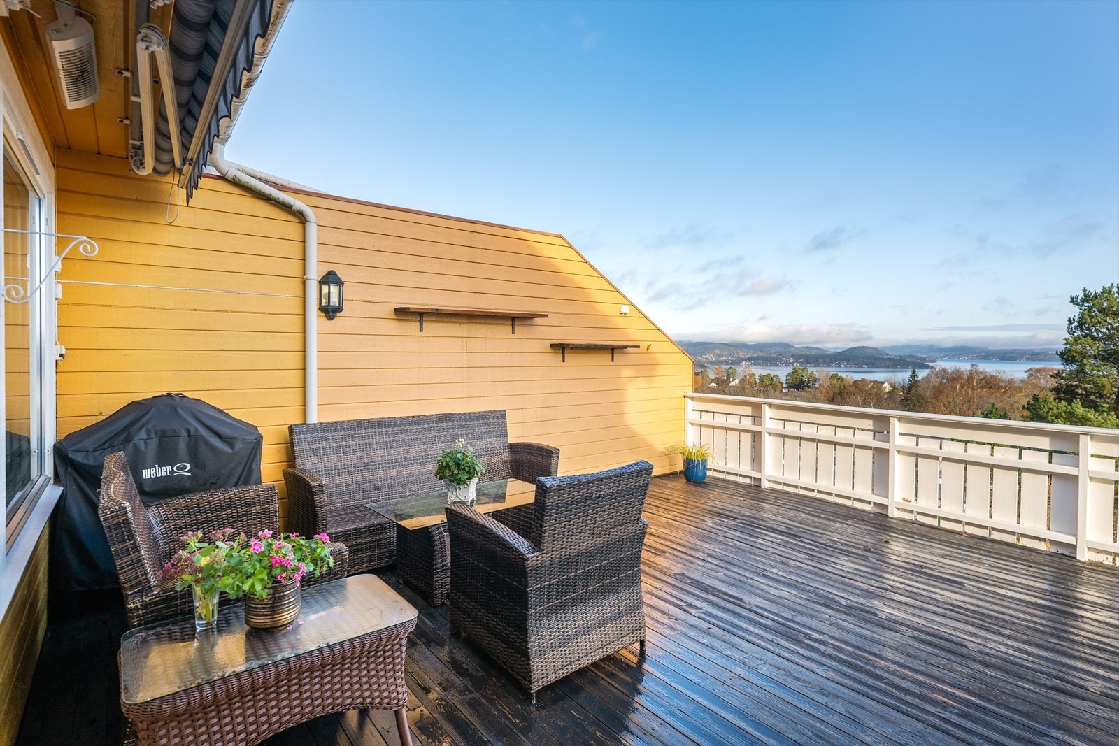 Stor fin terrasse med fin sjøutsikt Galleribilde