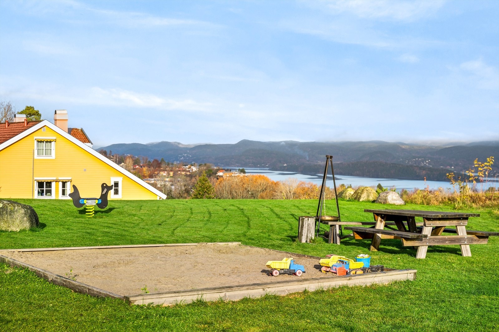 Lekeplass for ungene rett ved Galleribilde