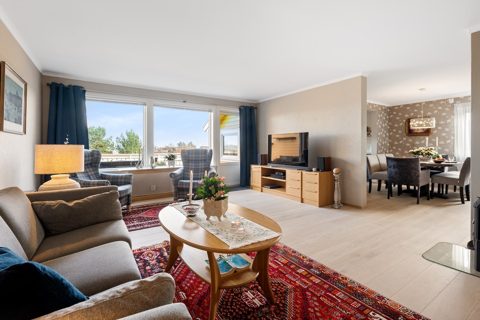 Koselig stue med nyere parkett Galleribilde