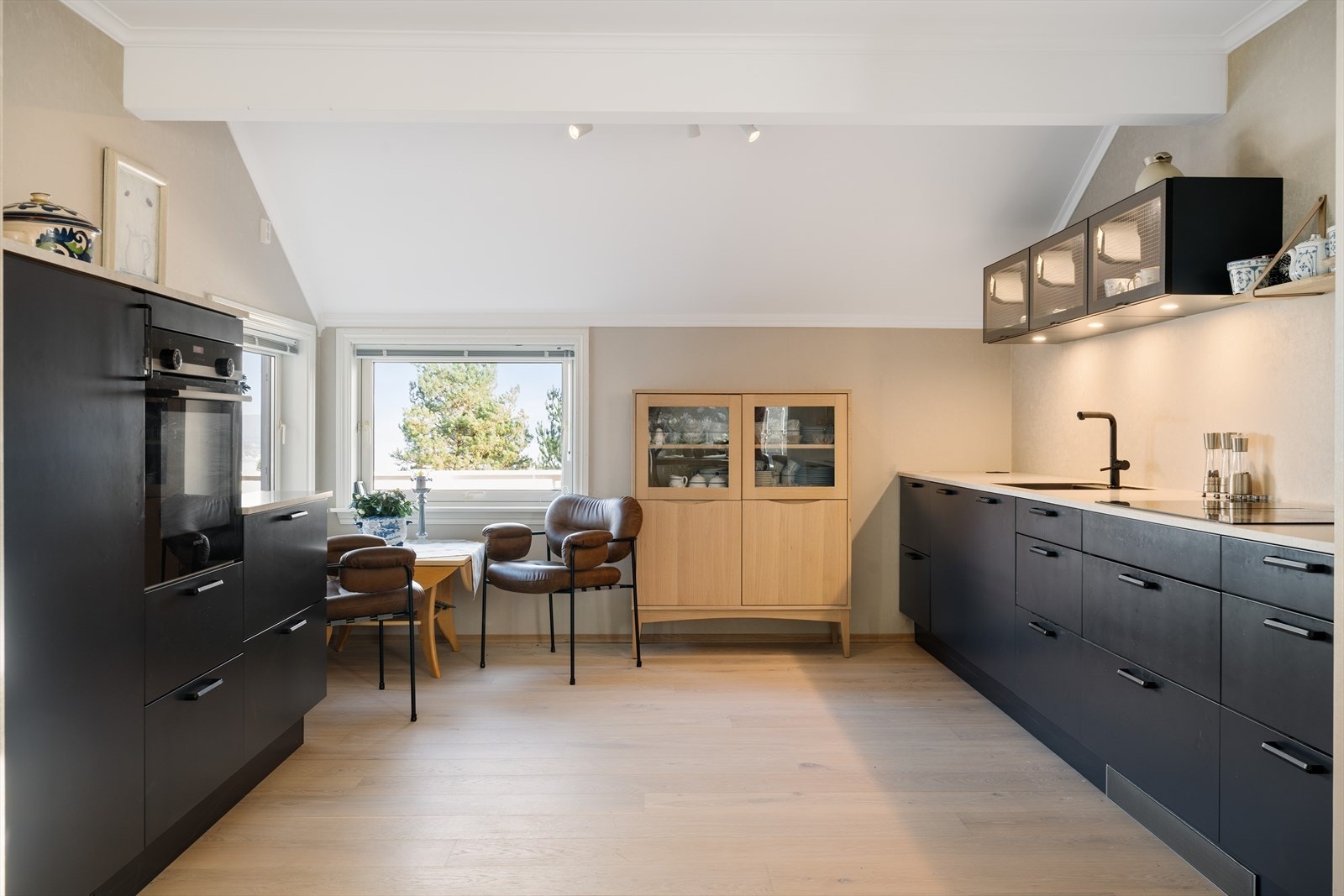 Godt med skuffer og skap på det flotte nye kjøkkenet Galleribilde