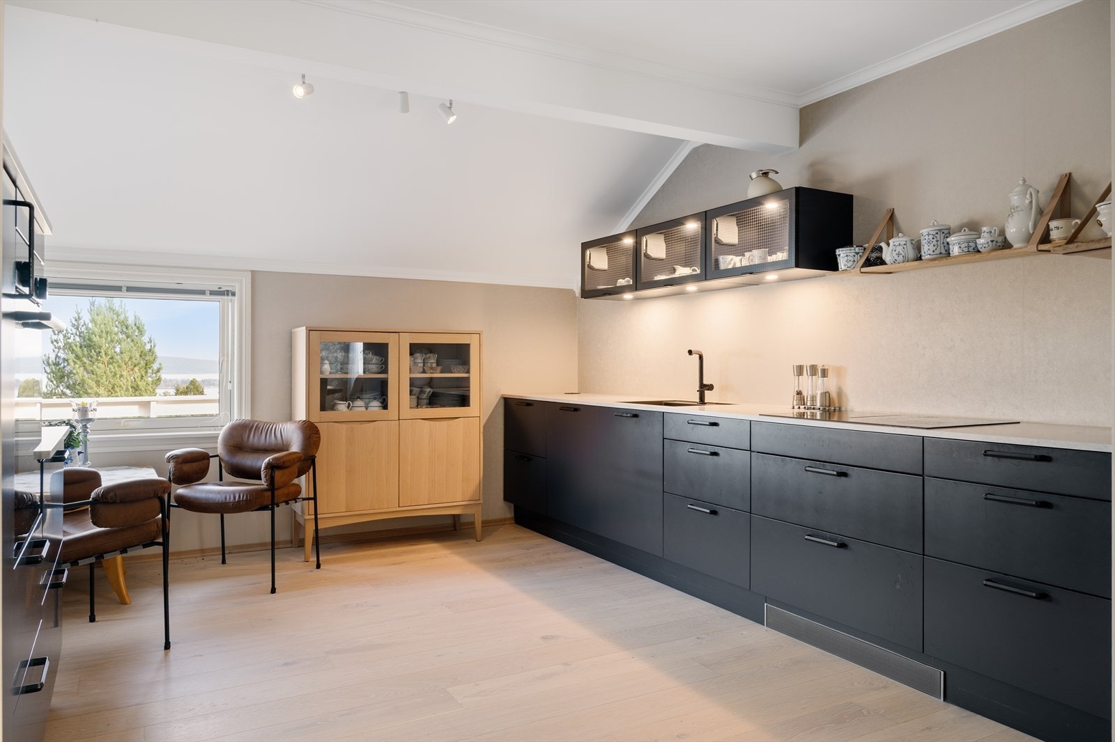 Kjøkkenet har en hyggelig spisekrok i hjørne her med god sjøutsikt Galleribilde