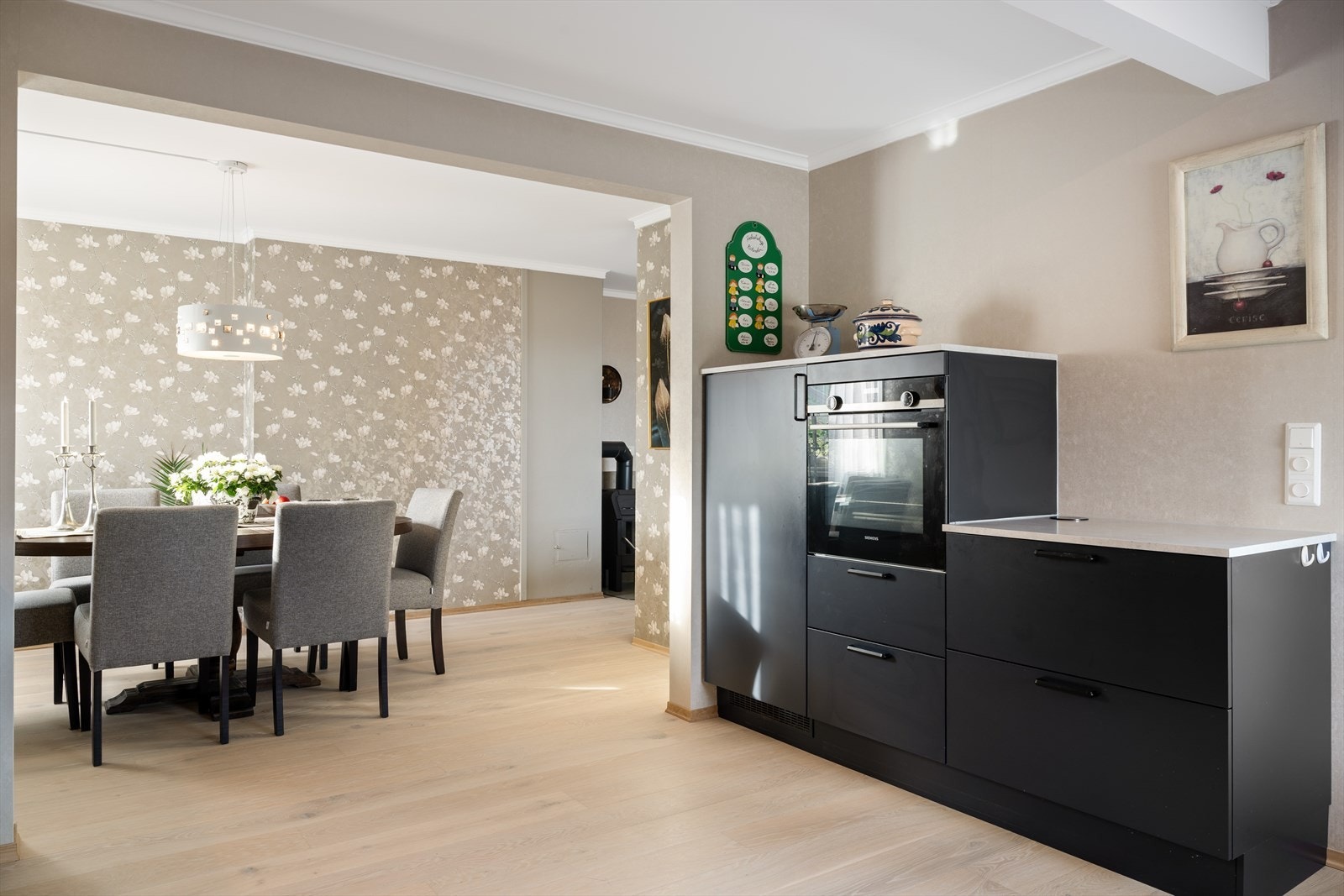 Åpen løsning fra spisestuen og inn til nyere kjøkken Galleribilde