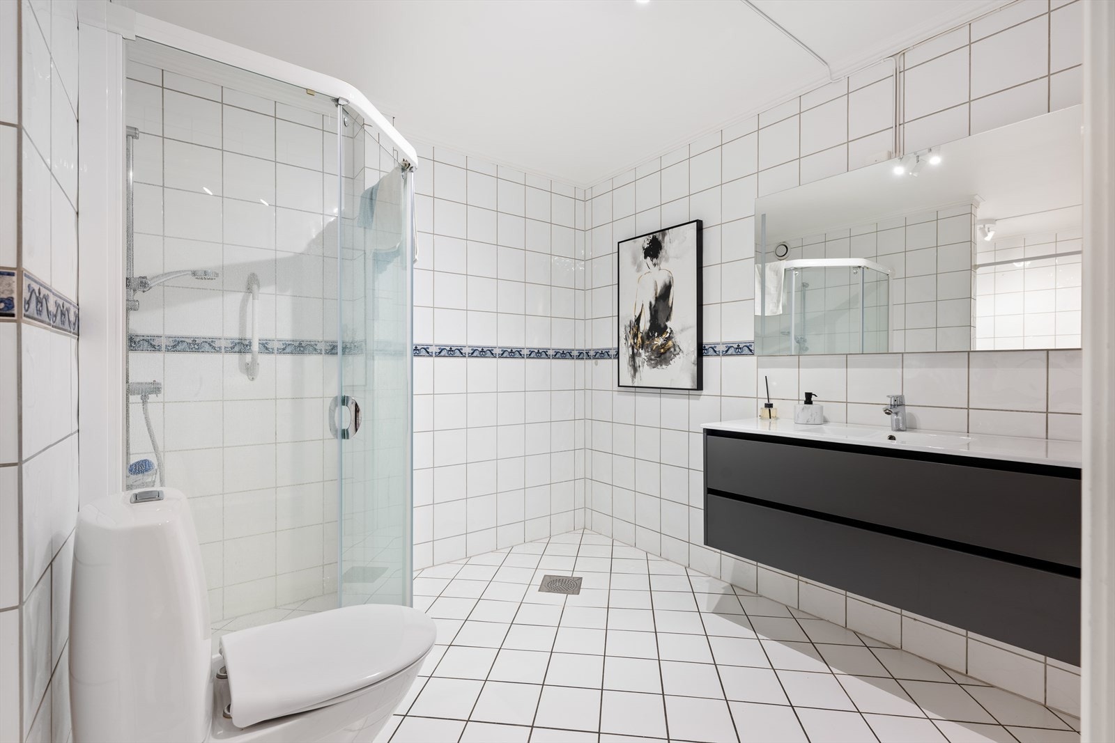 Badet er romslig med nyere baderomsinnredning og dusj. Galleribilde