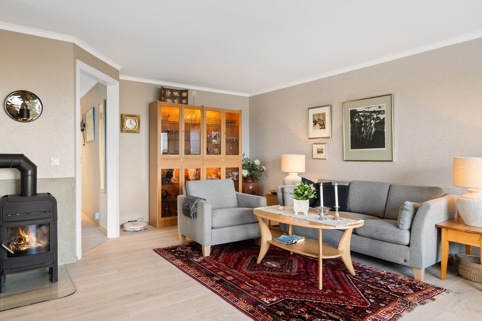 Stue med nyere peisovn Galleribilde