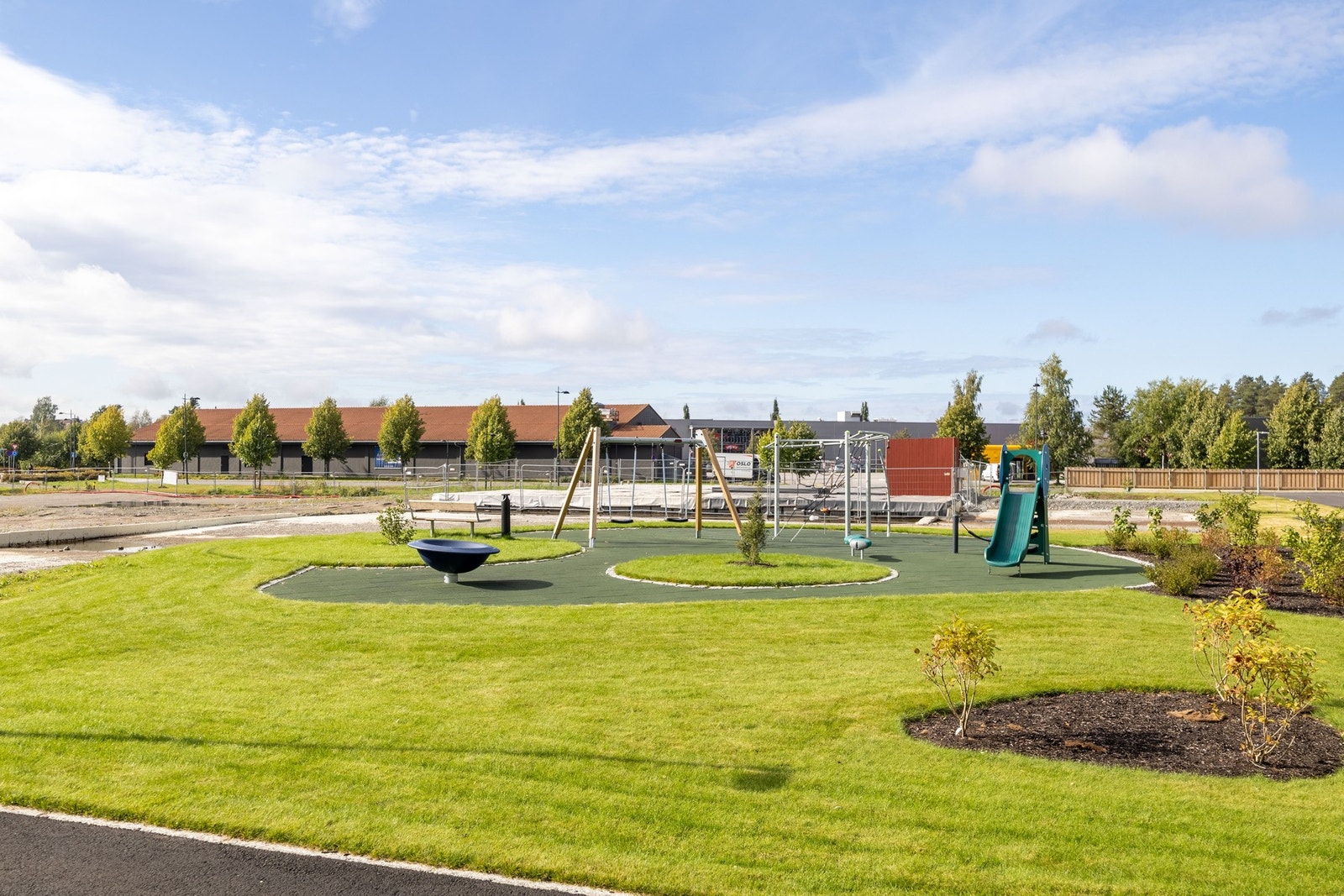 Kanalparken byr på attraktive grøntarealer og det legges stor vekt på pent opparbeidede uteområder i parken. Galleribilde