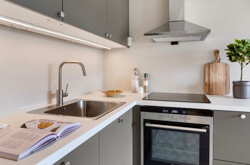 Stilrent kjøkken med integrerte hvitevarer og godt med skap- og benkeplass Galleribilde