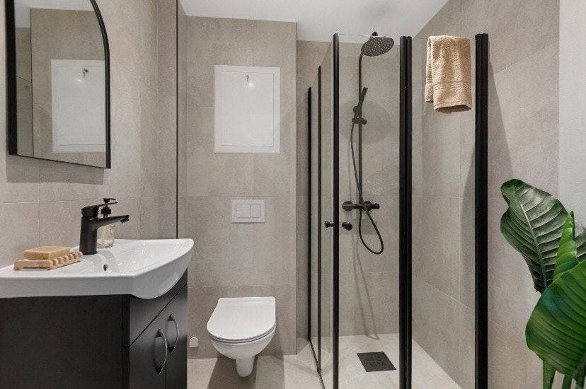 Helfliset baderom med gulvvarme og regnfallsdusj - opplegg til vaskemaskin Galleribilde