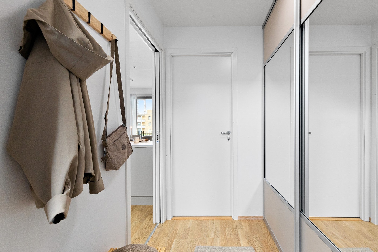 I gangen er det montert en fin skyvedørsgarderobe med store speil. Du har også en praktisk bod på 2,3 kvm i tilknytning Galleribilde