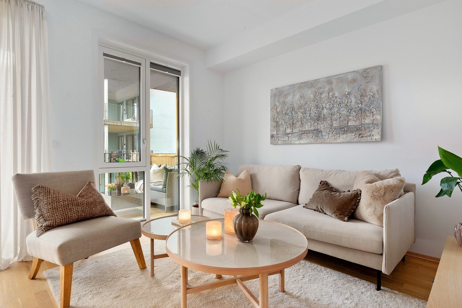 Her får du en stor og lys 2-roms, ny fra 2024, med en av de bedre beliggenhetene på tunet Galleribilde