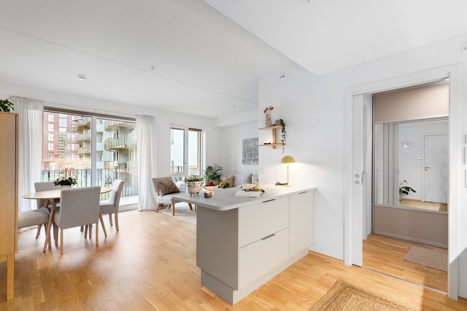 Hele den åpne stue-/kjøkkenløsningen er på 28,4 kvm og har naturlig plass til både sofakrok og spisestue Galleribilde