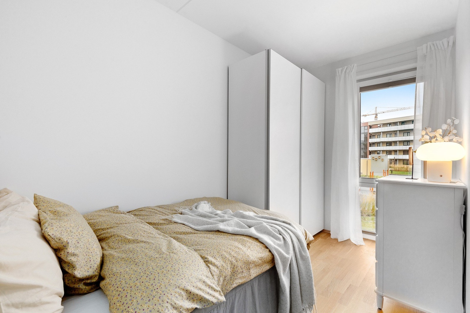 Soverommet er på 8 kvm og har ferdig montert garderobeskap og tilpassede plisséardiner som medfølger Galleribilde