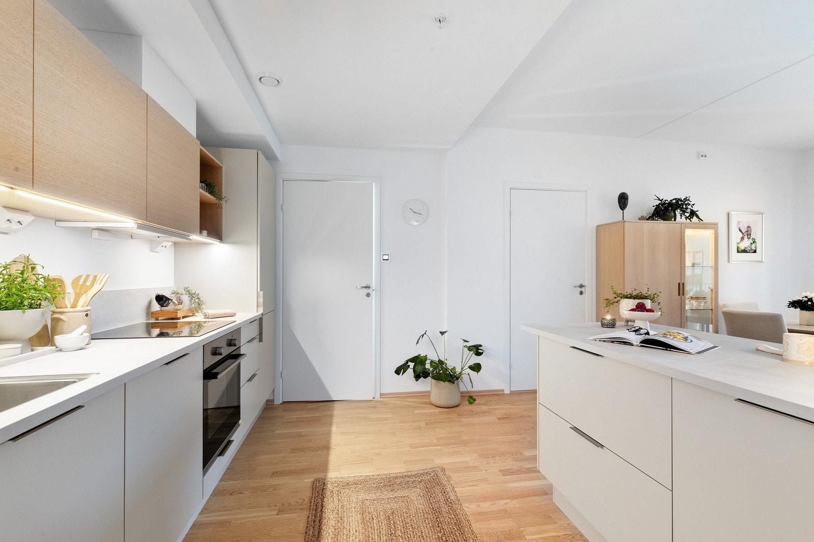 Det har lekre farge- og materialvalg, god belysning under overskapene og en tilhørende kjøkkenhalvøy for ytterligere benke- og oppbevaringsplass som kommer godt med Galleribilde