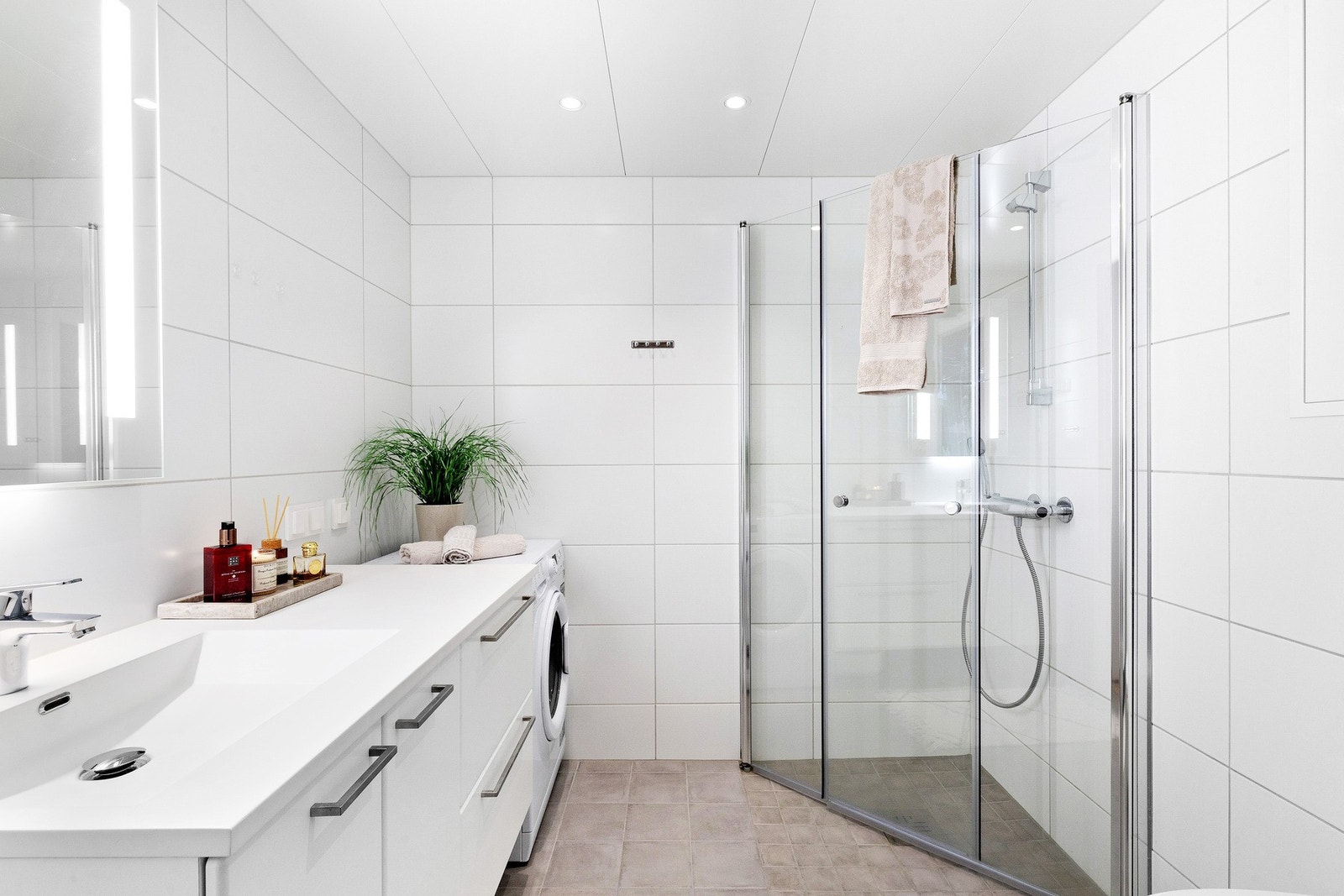 Pent bad med oppbevaring i både skap og skuffer, god belysning integrert i speilet, opplegg for vaskemaskin og elektrisk gulvvarme Galleribilde