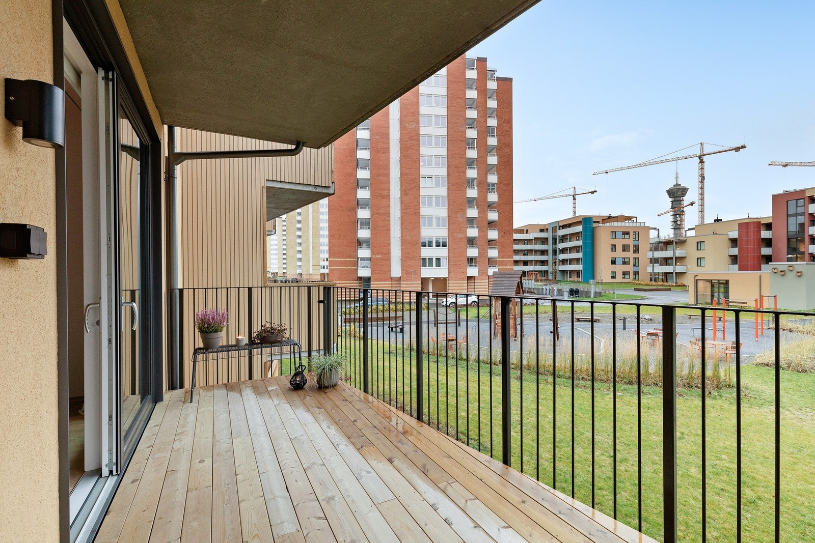 Med vestvendt beliggenhet og åpent tun framfor, får du en lang solgang på ettermiddag-/kveld på fine sommerdager Galleribilde